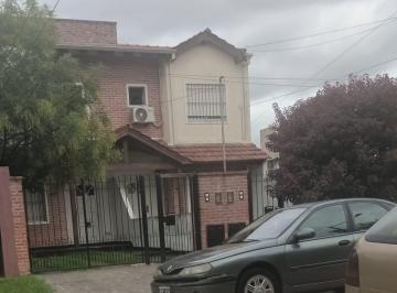 Casa · 75m² · 4 Ambientes · 1 Cochera · Casa en Villa Adelina
