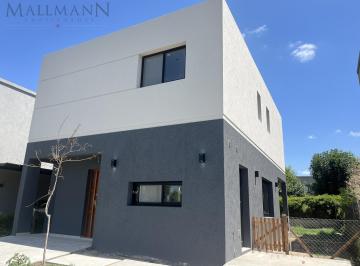 Casa · 120m² · 4 Ambientes · 2 Cocheras · Casa Alquiler 4 Amb C/pileta Barrio El Aljibe - Mallmann Propiedades