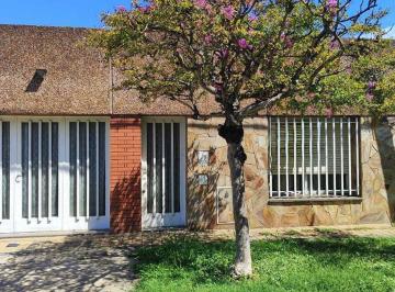 Casa · 122m² · 5 Ambientes · 1 Cochera · Venta Casa 2 Dorm. y Cochera Barrio Ludueña.
