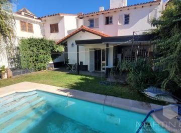 Casa · 275m² · 10 Ambientes · 3 Cocheras · Casa de Dos Plantas con Pileta y Jardín en Venta