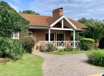 Casa de 4 ambientes, Esteban Echeverría · Casa de 4 Ambientes con Mucho Jardín y Pileta.
