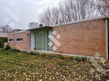 Casa · 140m² · 4 Ambientes · 1 Cochera · Se Alquila, Casa en Bº Fincas de Plottier