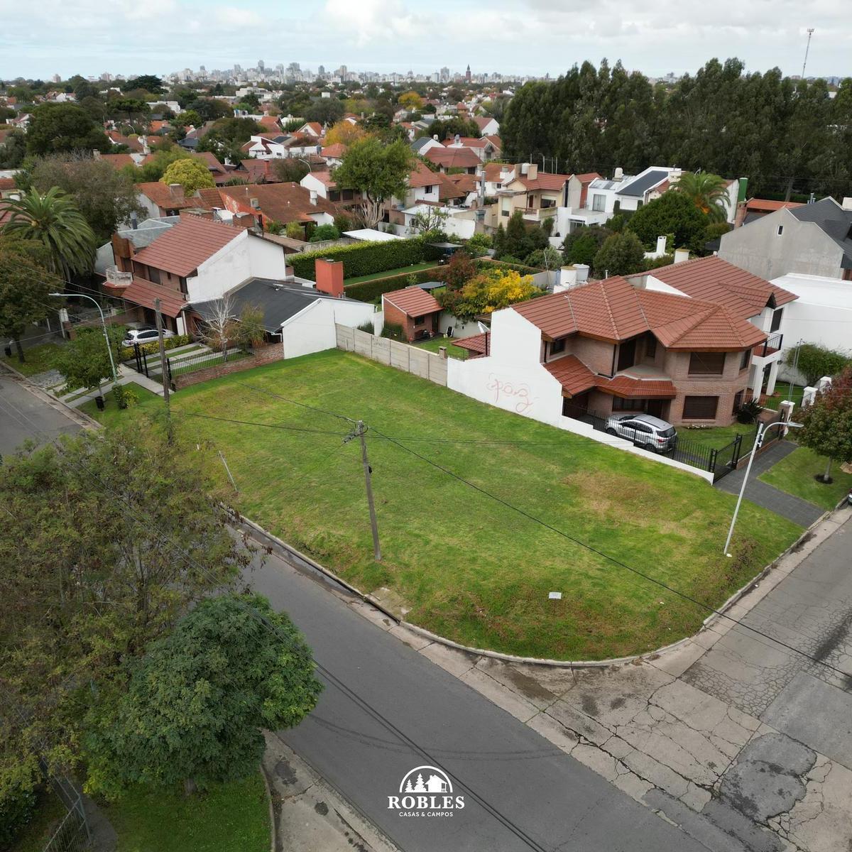 Importante lote en esquina de 389m² — Parque Luro