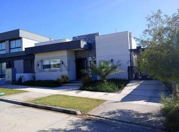 Casa · 188m² · 6 Ambientes · 1 Cochera · Century 21 Baigorria Vende Casa en Barrio Privado La Bastilla