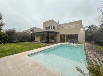 Casa · 352m² · 8 Ambientes · 2 Cocheras · Casa de 3 Dorm. en Funes Hills Miraflores con Pileta