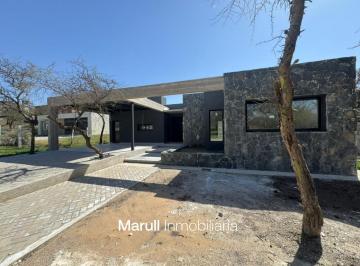 Casa · 200m² · 6 Ambientes · 2 Cocheras · Casa de Categoria en Alta Gracia Golf Tres Dorm. Planta Baja