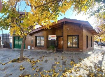 Casa · 140m² · 6 Ambientes · 1 Cochera · Remax Alquila Casa de Gran Ubicacion en Maipu