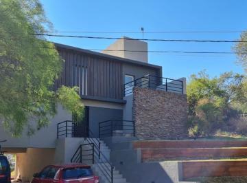Casa · 280m² · 8 Ambientes · 2 Cocheras · Casa en Venta Cinco Lomas, Tres Dorm., Pileta. Apto Credito
