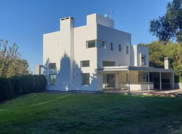 Casa de 5 ambientes, Córdoba · Casa en Venta o Alquiler en Barrio Lomas de La Carolina