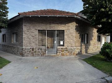 Casa · 135m² · 4 Ambientes · 1 Cochera · Chalet de 4 Ambientes en Esquina con Garage, Patio y Altillo - Chauvin - Mar del Plata