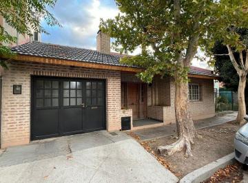 Casa · 140m² · 7 Ambientes · 1 Cochera · Remax Vende Casa Cercana Al Casco Centrico