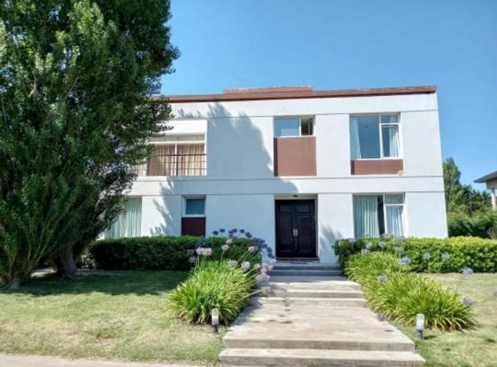 Casa · 275m² · 5 Ambientes · 4 Cocheras