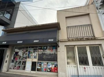 Local comercial · 240m² · 4 Ambientes · 1 Cochera · Venta Local con Casa Lote 8,66x35 Sobre Av Laprida Zona C5