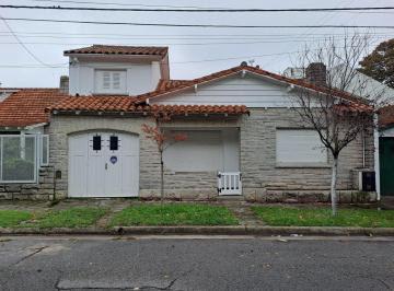Consultorio de 4 ambientes, Mar del Plata · Alquiler Uso Profesional Playa Grande Chalet 4 Amb con Gje.