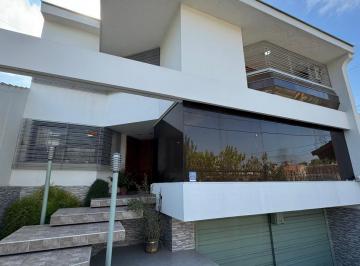 Casa de 9 ambientes, Guaymallén · Vende Casa en Dorrego - Apta Crédito Hipotecario