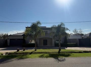 Casa · 420m² · 3 Dormitorios · 2 Cocheras · Casa Familiar en Barrio Villa Los Alamos