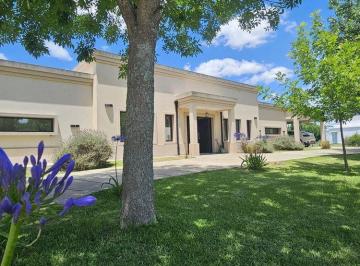 Casa · 457m² · 7 Ambientes · 2 Cocheras · Alquiler Casa 7 Ambientes en Fincas San Vicente