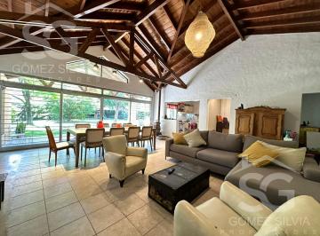 Casa · 286m² · 5 Ambientes · 4 Cocheras · Casa Quinta en Venta 5 Ambientes Parque Leloir