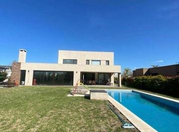 Casa · 350m² · 4 Ambientes · Elegancia Minimalista en Terravista