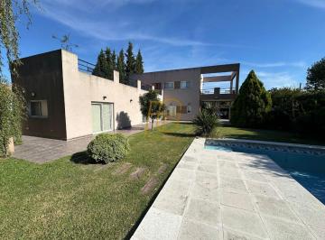 Casa · 205m² · 4 Dormitorios · 4 Cocheras · Casa en Venta, El Centauro