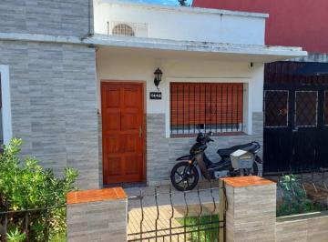 Casa · 111m² · 3 Ambientes · 1 Cochera · Csa en Venta 3 Ambientes Adrogue