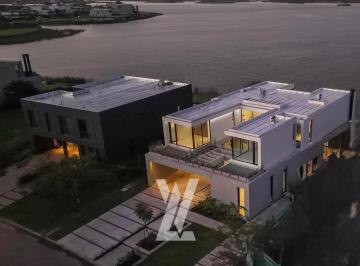 Casa · 445m² · 9 Ambientes · 4 Cocheras · Casa Premium con Vista Abierta Al Lago Central en Puertos del Lago