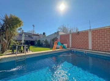 Casa · 262m² · 5 Ambientes · 3 Cocheras · Casa en Venta en Lanús Este con Patio y Piscina