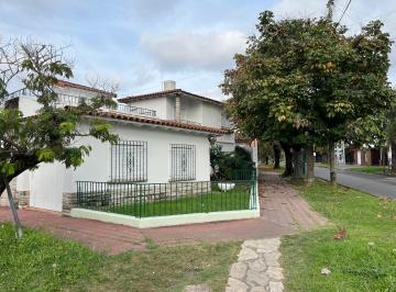 Casa de 4 ambientes, Lomas de Zamora · Casa en Llavallol con 3 Dorm. y Cochera