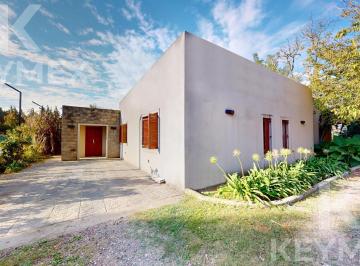 Casa · 310m² · 5 Ambientes · 4 Cocheras · Casa, Parque, Quincho y Pileta en Venta