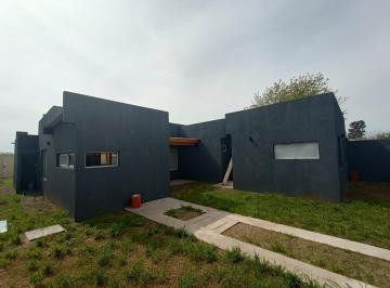 Quinta vacacional · 105m² · 5 Ambientes · 1 Cochera · Quinta en Venta - 3 Dorm. 2 Baños - Villa Astolfi, Pilar