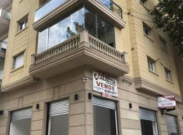 Local comercial · 122m² · 1 Ambiente · Local Sobre Av con 3 Cocheras