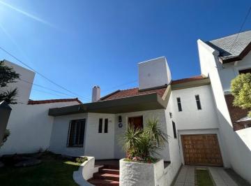 Casa · 180m² · 4 Ambientes · Chalet 4 Ambientes Mas Dependencia en Exclusiva Ubicacion