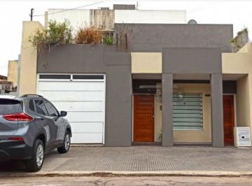 Casa · 180m² · 4 Ambientes · Casa 4 Ambientes Impecable!