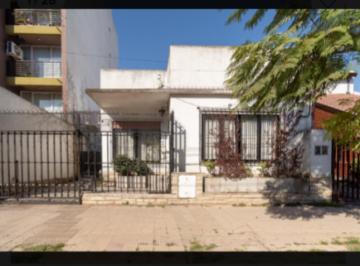 Casa · 95m² · 4 Ambientes · Casa 4 Ambientes Impecable! o Para Construccion de Edificio