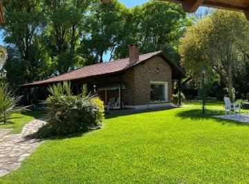 Casa · 160m² · 5 Ambientes · Chalet 5 Ambientes en Leloir! Sobre 1.500 m