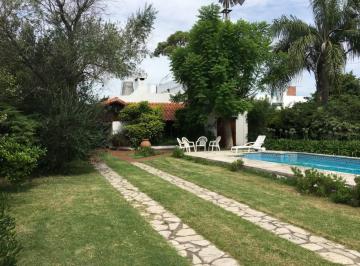 Casa · 300m² · 5 Ambientes · Chalet de Estilo Sobre 1.000 M!