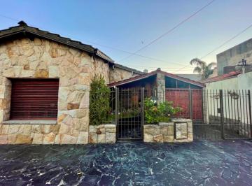 Casa · 150m² · 4 Ambientes · Chalet 4 Ambientes! Impecable