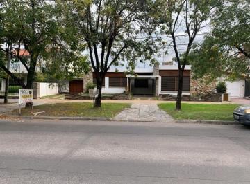 Casa · 150m² · 5 Ambientes · Av Sarmiento y Avellaneda! Americana 5 Ambientes