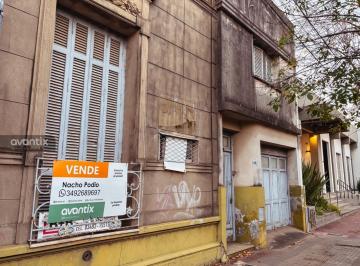 Casa · 171m² · 5 Ambientes · 1 Cochera · Casa Centrica en Rafaela - Oportunidad!