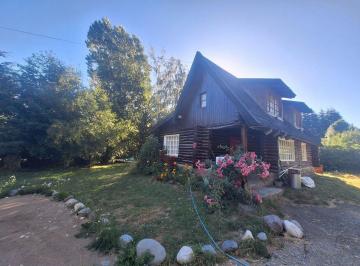 Casa · 105m² · 4 Ambientes · Cabaña Patagonica con Gran Lote y Ubicacion en Vla