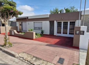 Casa · 143m² · 5 Ambientes · 1 Cochera · Casa 3 Dorm. y Patio en Amp. San Fernando