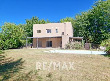 Casa · 170m² · 4 Ambientes · 1 Cochera · Casa 4 Ambientes en Alquiler en Pilar con Pileta