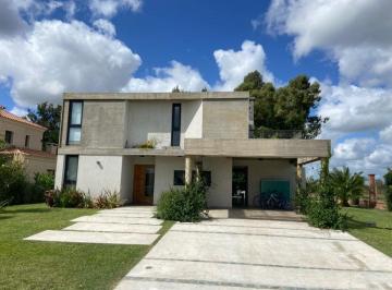 Casa · 230m² · 5 Ambientes · 2 Cocheras · Casa Alquiler Barrio Privado Tristán Suarez