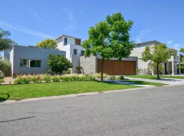 Casa · 461m² · 6 Ambientes · 3 Cocheras · Exclusiva Casa en Venta El Golf Nordelta