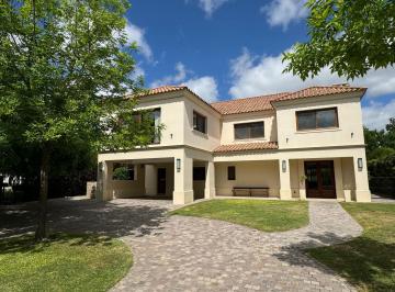 Casa · 450m² · 6 Ambientes · 2 Cocheras · Casa Barrio El Encuentro Alquiler Anual