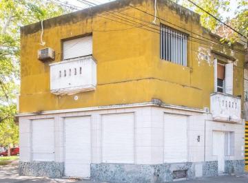 Casa · 216m² · 7 Ambientes · 1 Cochera · Casa de 4 Dorm en P. a C/cochera + Local Comercial