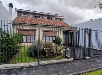 Casa · 70m² · 5 Ambientes · 1 Cochera · Casa 5 Ambientes en Parque Luro