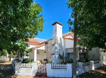 Casa · 180m² · 4 Ambientes · 1 Cochera · Venta Casa 216 m² de 3 Dorm. Apta Credito