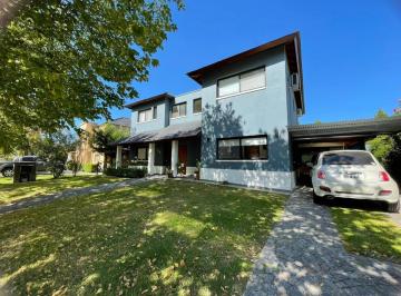 Casa · 290m² · 5 Ambientes · 3 Cocheras · Casa en Venta - 4 Dorm. 5 Baños - Cocheras - 850 m² - Escobar