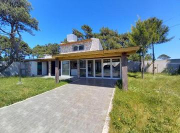 Casa · 180m² · 5 Ambientes · 3 Cocheras · Casa en Venta - 3 Dorm. 2 Baños 3 Cocheras - 180 m² - Nueva Atlantis
